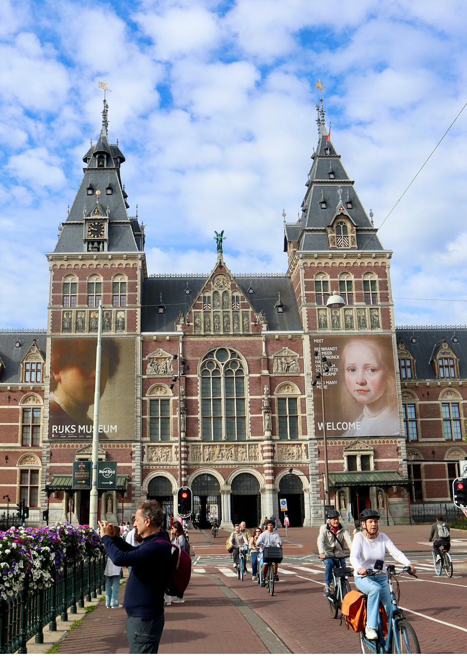 Cyclists passing the Rijksmuseum in Amsterdam